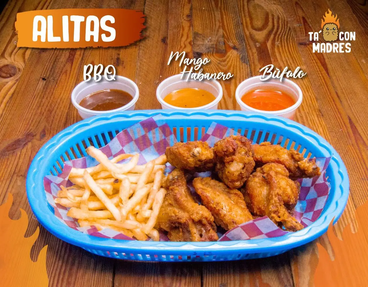 Alitas con salsas BBQ, mango habanero y búfalo