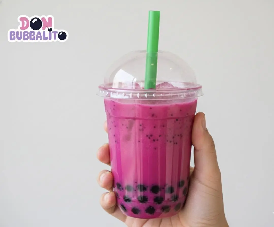 Bebida rosa con tapioca